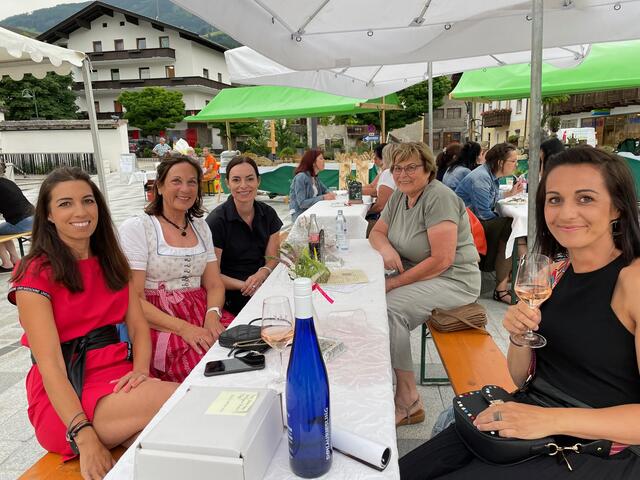 Initatorin Maria Mayer (2.v.l.) hat sich enorm für den Promi-Flohmarkt engagiert.  | Foto: Haun