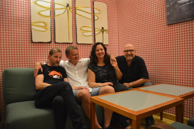 "Voice &amp; Guitar Superior": Sigi Meier, Peter Benovic, Beatrice Buchebner und Peter Schlöglhofer gaben im Schloss Neubruck ein tolles Konzert. | Foto: Roland Mayr