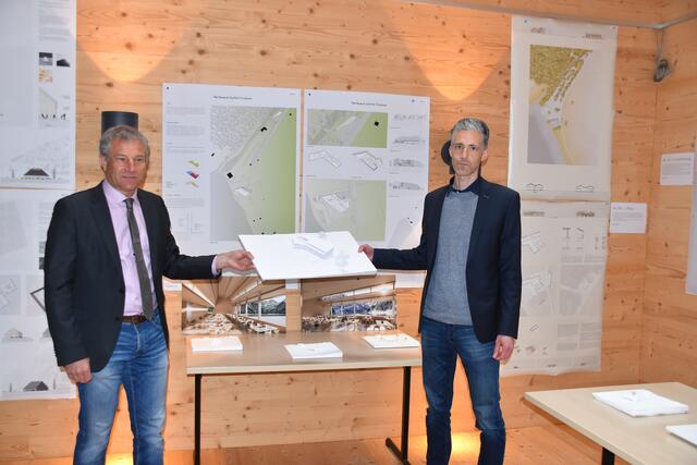 Bgm. Markus Eberle (li) und Planer Mario Gasser bei der Projektvorstellung Ende April 2021.
