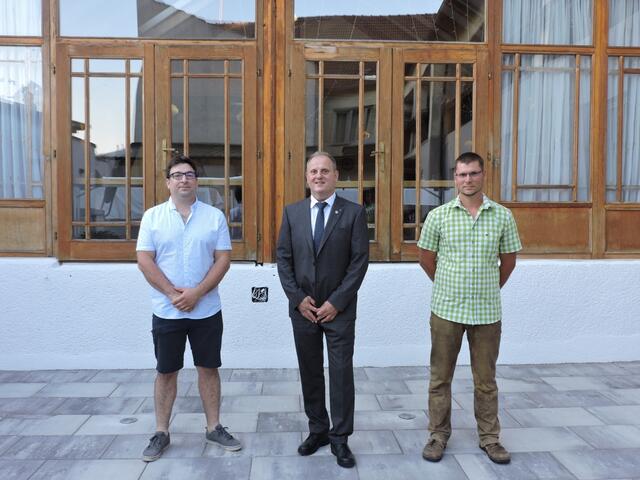 Die frisch angelobten ﻿Gemeinderäte Alfred Winter (links) und Gerhard Maurer (rechts) mit dem neuen Bürgermeister Erwin Häusler (mittig).  | Foto: Katharina Geiger