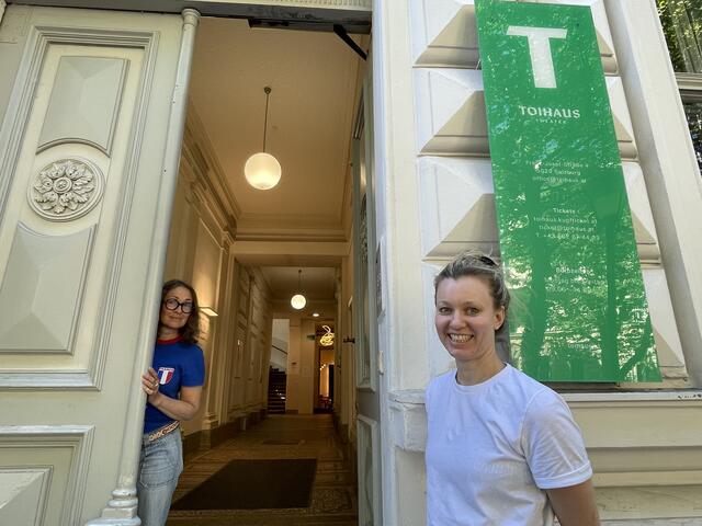 Karin Buchauer und Cornelia Böhnisch freuen sich, die künstlerische Arbeit des Toihaus Theaters beim "Performance Fiction Festival" zu zeigen.  | Foto: sm