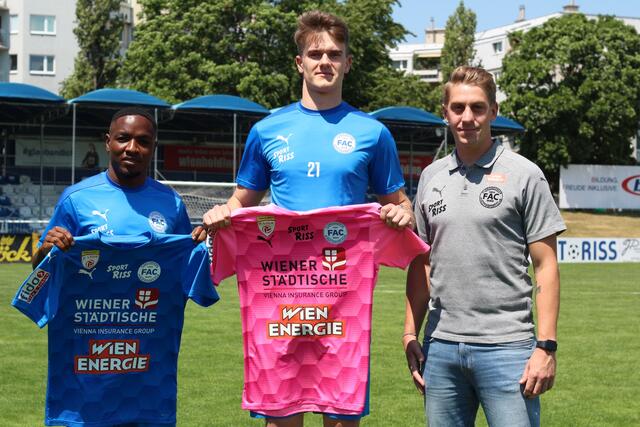 FAC-Kooperationsspieler Felix Kekoh, Neuzugang Simon Spari und Sportmanager des Clubs Lukas Fischer (v.l.).