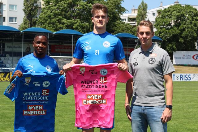 FAC-Kooperationsspieler Felix Kekoh, Neuzugang Simon Spari und Sportmanager des Clubs Lukas Fischer (v.l.). | Foto: FAC