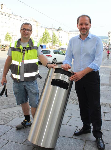 Insgesamt kommen 46 neue Abfalleimer mit Aschenbecher der Marke "Abfallhai" in der Linzer Innenstadt zum Einsatz. Hier im Bild: Vizebürgermeister Bernhard Baier (rechts) mit einem Mitarbeiter der Straßenreinigung.