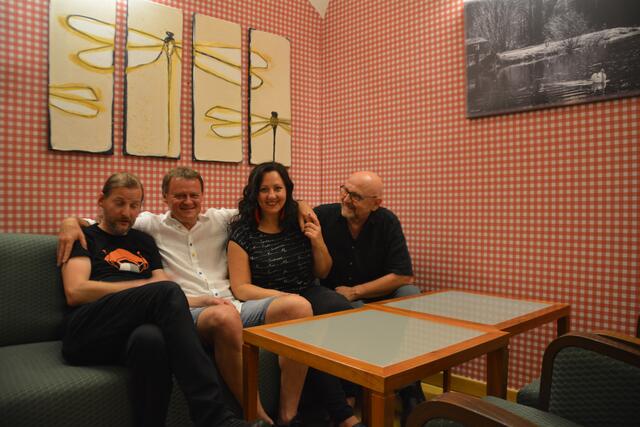 "Voice &amp; Guitar Superior": Sigi Meier, Peter Benovic, Beatrice Buchebner und Peter Schlöglhofer gaben im Schloss Neubruck ein tolles Konzert. | Foto: Roland Mayr