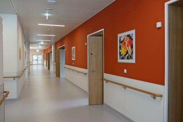 Farbliche Akzente und stimmige Details verleihen den Räumlichkeiten eine freundliche und positive Ausstrahlung. | Foto: Krankenhaus St. Vinzenz Zams/ Agentur Polak 