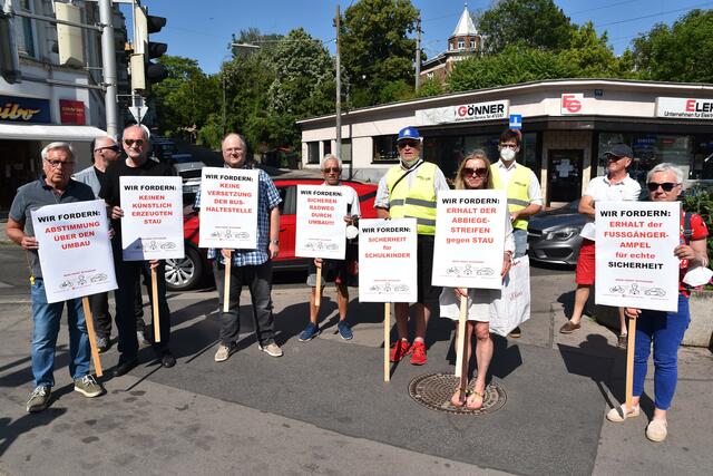 Die Demonstranten präsentierten ihre Forderungen auf Schildern.