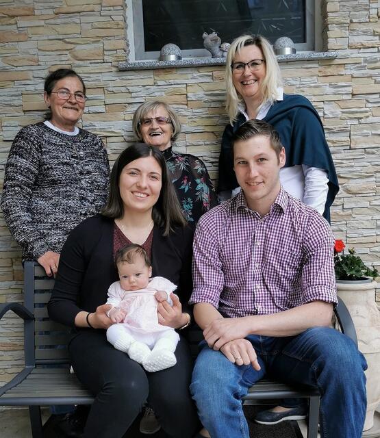 Fünf Generationen im Bild: Von Baby Isabella bis Ur-Uroma Agathe.