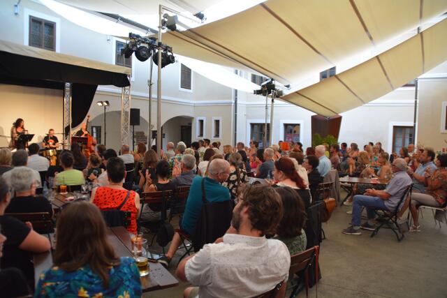 Voice &amp; Guitar Superior spielte im Töpperschloss Neubruck auf. | Foto: Roland Mayr