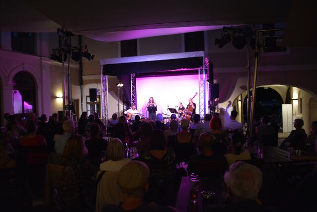 Voice &amp; Guitar Superior spielte im Töpperschloss Neubruck auf. | Foto: Roland Mayr