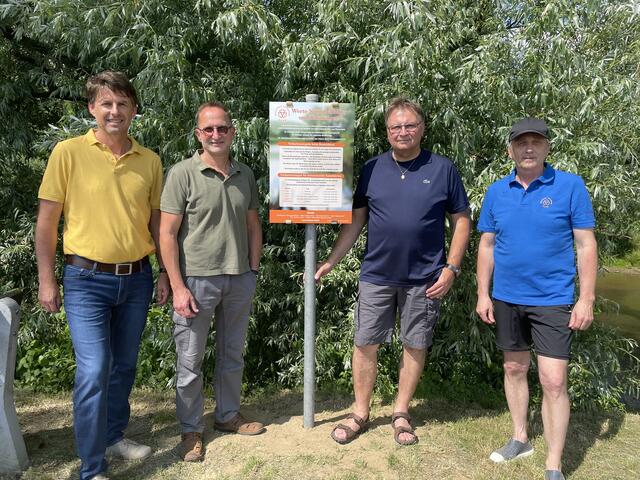 Am Raab-Einstieg in Neumarkt an der Raab wurde eine Infotafel mit Verhaltensregeln auf der Raab aufgestellt. BH-Stellverter Harald Dunkl, Fischereipächter Christian Horvath sowie Naturpark-Obmann Franz Kern und Geschäftsführer Karl Kahr sind sehr erfreut darüber. | Foto: Elisabeth Kloiber