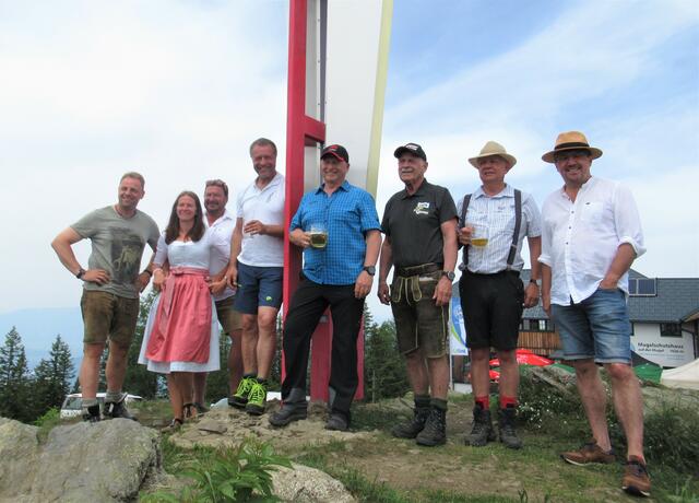 Vereint am Gipfelkreuz (von rechts): Peter Koch (Bgm. Bruck), Johann Marak (Bgm. Niklasdorf), Max Jäger (Vize-Bgm. Leoben), Harry Prünster, Robert Herzog (GF Tourismusverband Leoben), Doreen Heinemann und Walter Möslinger (Wirtsleute vom Mugelschutzhaus), Peter Rieser (Obmann Tourismusverband Bruck).