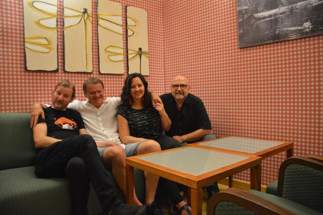 "Voice &amp; Guitar Superior": Sigi Meier, Peter Benovic, Beatrice Buchebner und Peter Schlöglhofer gaben im Schloss Neubruck ein tolles Konzert. | Foto: Roland Mayr