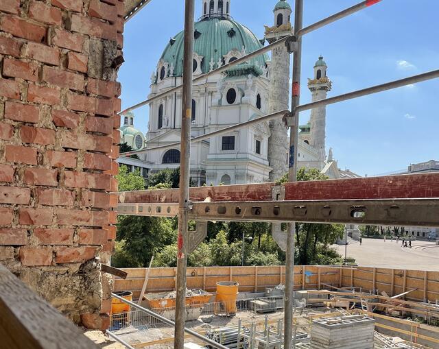 Derzeit ist das Wien Museum noch bis auf die Grundmauern ausgehöhlt. Von der Baustelle blickt man direkt auf die Karlskirche.