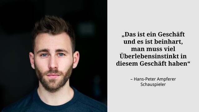 Der Schauspieler arbeitet auch Vollzeit in einer Bank.