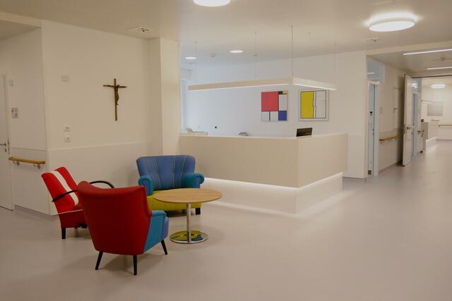 Individuell, hell und offen präsentieren sich die Anmelde- und Wartebereiche.  | Foto:  Krankenhaus St. Vinzen Zams/ Agentur Polak