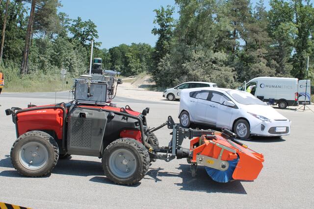 Demonstration: Ein automatisiertes Nutzfahrzeug erkannte ein anderes "Dummy-Fahrzeug", das sich auf Kollisionskurs befunden hat, machte rechtzeitig ein kontrolliertes Halte- und Ausweichmanöver. | Foto: BRS/Losbichler