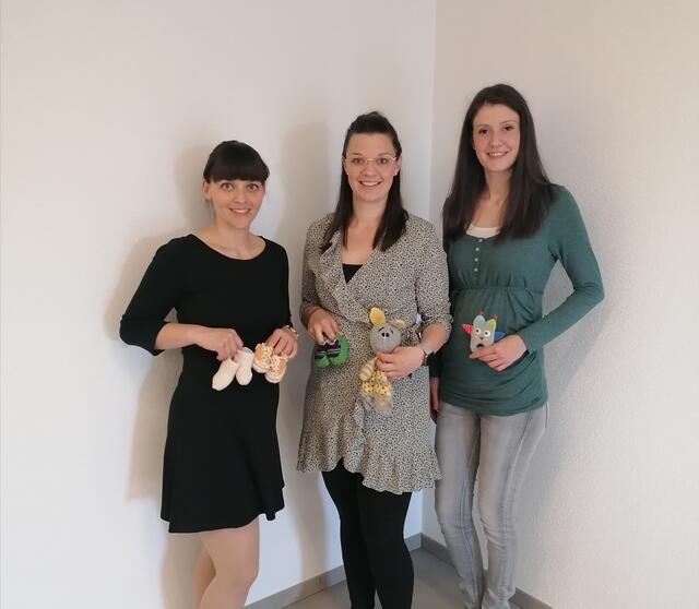 Vier Kolleginnen der Gynäkologie und Urologie des Krankenhauses Ried sind gemeinsam schwanger: Katharina Steinmann, Sarah Meingaßner und Lisa Furthner. Nicht am Bild: Viktoria Schmidseder.