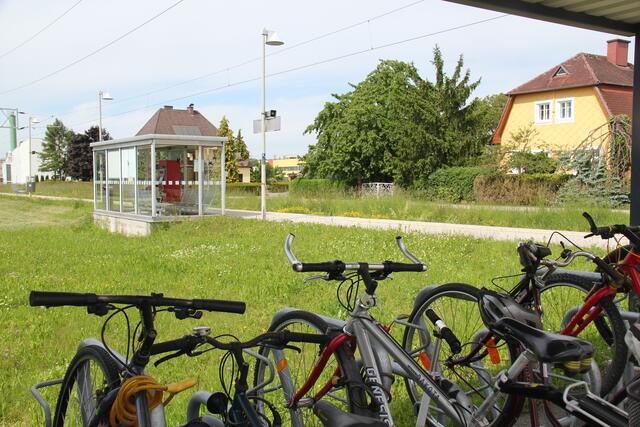 Radparkplatz und Warteraum in Kröllendorf
