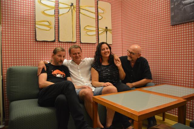 "Voice &amp; Guitar Superior": Sigi Meier, Peter Benovic, Beatrice Buchebner und Peter Schlöglhofer gaben im Schloss Neubruck ein tolles Konzert. | Foto: Roland Mayr