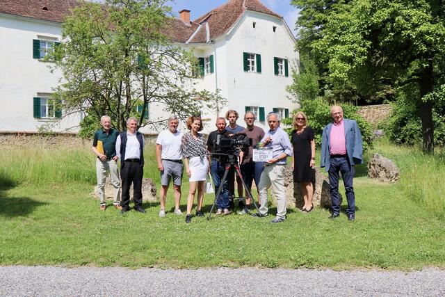 Das Ranfilm-Team mit Alfred und Stephanie Ninaus im Kreis der Gäste beim Drehstart vor dem Hartberger Schloss.