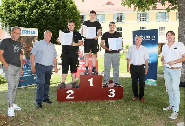 Top 3 der Kfz-Techniklehrlinge: LBS Pinkafeld-Dir. Wilhelm Pfeiffer, Landesinnungsmeister KommR Josef Wiener, Karl Tinhof, Lehrlingswart Hermann Csmarits.
