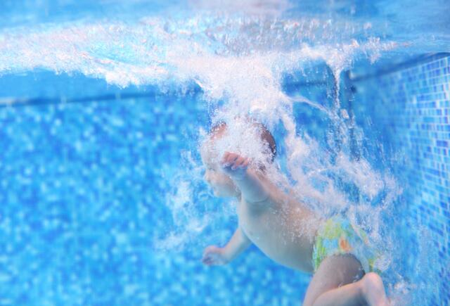 Der Zweijährige stürzte am Abend in den elterlichen Pool (Symbolfoto).
