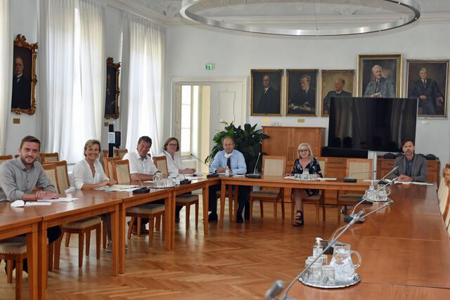 LRin Beate Palfrader (2. v. rechts) mit VertreterInnen des Wohnbauförderungskuratoriums | Foto: Land Tirol/Huldschiner