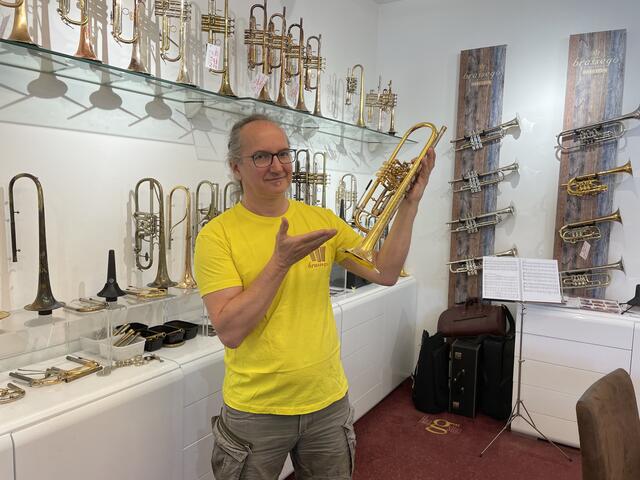 Alois Mayer präsentiert Instrumente aus Meisterhand.  | Foto: Albrecht