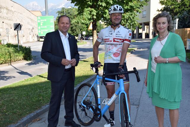 Die Planungsverband Hall und Umgebung setzt auf Radmobilität und weist die Radverbindungen vorbildlich aus – Bgm Manfred Schafferer (Absam), Bgmin Daniela Kampfl (Mils), Vizebgm Ulrich Mayerhofer (Gnadenwald), LHStv Josef Geiser, Christian Molzer (Abt. Verkehr und Straße), Bgmin Eva Posch (Hall), Bgm Christoph Walder (Thaur), Vizebgm Romed Giner (Rum). (v.l)