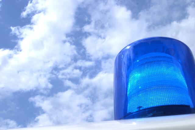 Die Jugendliche befestigten ein Blaulicht auf dem Dach des Pkw.