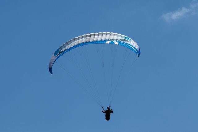 Ein Niederländer wollte nach rund einer Stunde Flug in der Wildschönau wieder landen und stürzte dabei ab. (Symbolfoto)
