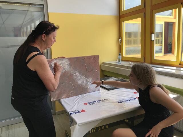 Eveline Kiegerl gab beim Malworkshop an der HAK Deutschlandsberg gerne Tipps. | Foto: HAK