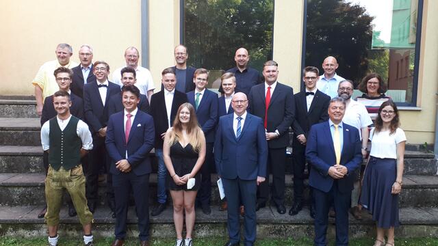 Die Maturantinnen und Maturanten der HTL BULME Deutschlandsberg sind mit dem Lehrerkollegium sehr stolz auf diesen gemeinsam geschafften Lebensabschnitt.