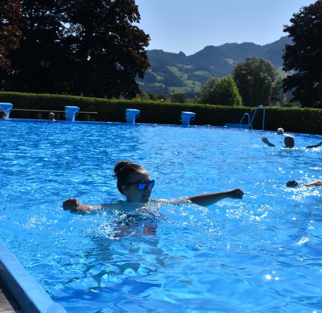 Redakteurin Barbara machte selbst bei der Aquafitness-Einheit mit und würde es sofort wieder tun.  | Foto: Barbara Fluckinger