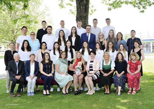 Das aktuelle Maturanten-Foto der der 5AK mit dem "Klassenbaby". Klassenvorständin war Genoveva Heuberger.  | Foto: Strametz