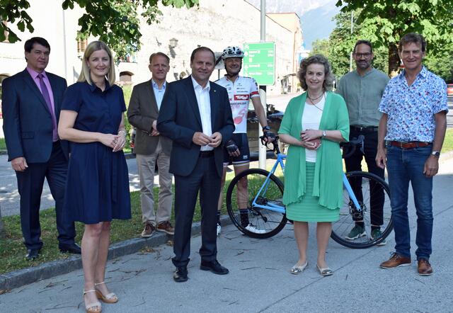 18 Kilometer umfasst das Streckennetz der nunmehr mit 140 Tafeln bestens ausgeschilderten Radverbindungen in Hall, freuen sich LHStv Josef Geisler, Christian Molzer von der Abt. Verkehr und Straße sowie Halls Bgmin Eva Posch. (v.l)