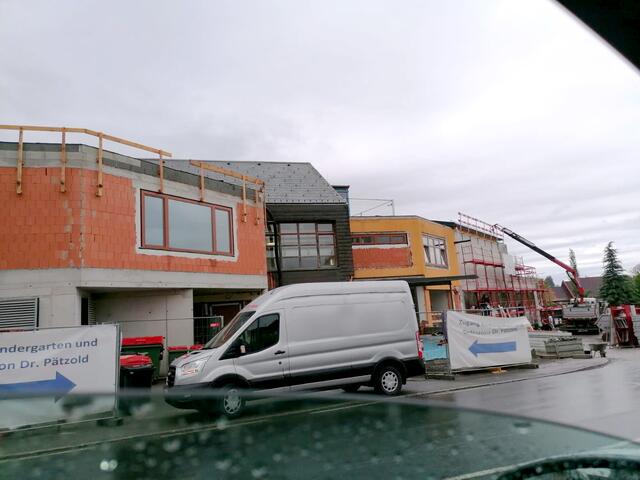 Die Baustelle fürs neue Gemeindeamt in Kainbach bei Graz regt ein Ärzte-Ehepaar auf, unter anderem weil der Patienten-Eingang manchmal verstellt ist. | Foto: KK