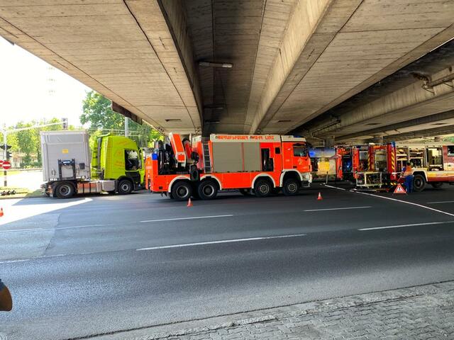 Der Lenker des Sattelschleppers dürfte die von links kommende Straßenbahn übersehen haben.