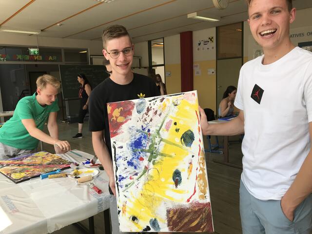 Die Schüler sind stolz auf das im Malworkshop an der HAK Deutschlandsberg selbst geschaffene Werk  | Foto: HAK