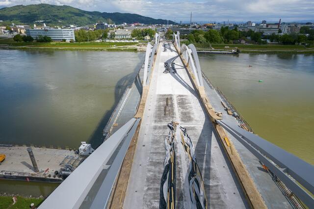 Momentan wird die Fahrbahn und der Randbalken betoniert.  | Foto: PTU Stadt Linz, Heimo Pertlwieser