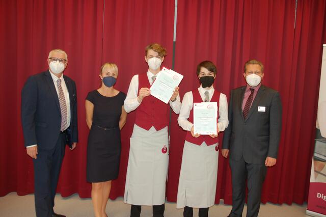 Fachvorstand Johann Habegger mit den beiden Prüfern Katharina Schober und Albert Decker gratulieren den Weinkennern aus dem Erlauftal: Stefan Kastenberger aus Purgstall und Julian Berger aus Wieselburg. | Foto: Armin Haiderer