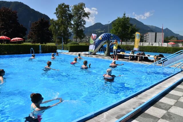 Der Verein "g.sundheitswerkstatt" bietet im Rahmen des Projekts "Bewegt im Park" im Sommer kostenlose Aquafitness-Einheiten an. Das hat sich Redakteurin Barbara genauer angesehen. | Foto: Barbara Fluckinger