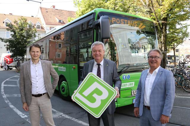 Anschub für den Ausbau des steirischen Öffi-Netzes: Bernhard Breid (A 16, Land Steiermark), LH-Stv. Anton Lang und Peter Gspaltl (Verkehrsverbund) | Foto: Land Steiermark