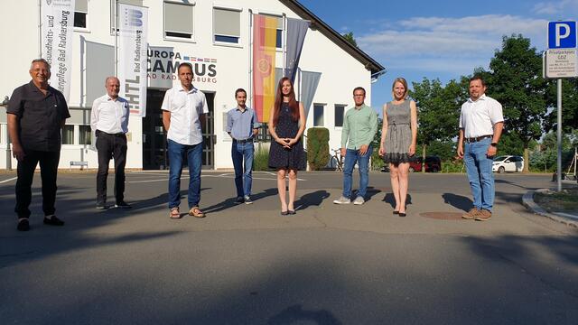 Drei Absolventen als Beispiel für 200: Andreas Frankl, Ina Trammer und Daniel Tropper (4., 5. u. 6.v.l.) flankiert von Schul- und Gemeindevertretern.