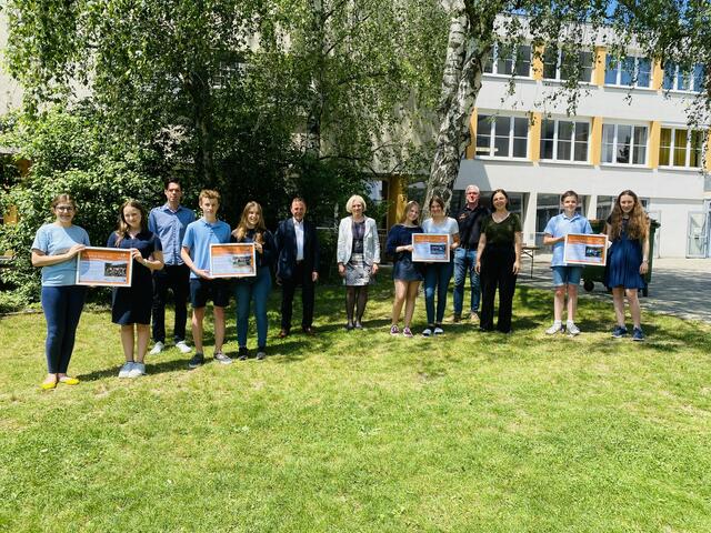 AHS St. Ursula: Die KlassensprecherInnen der 3. Klassen mit Lehrer Christoph Ermischer, Bezirksvorsteher Gerald Bischof (SPÖ), Direktorin Elisabeth Stöger, Biosphärenpark-Direktor Andreas Weiß und Lehrerin Johanna Schmidt (v.l.) | Foto: BV23