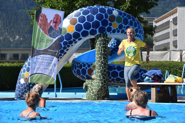 Instruktorin Michaela Lechner zeigt die ersten Übungen vor.  | Foto: Barbara Fluckinger