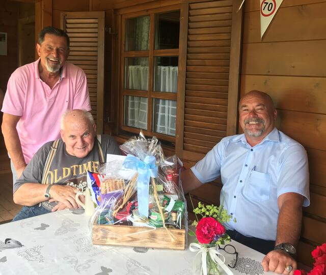 Josef Lobnig und Gerald Grebenjak (vo links) mit dem Jubilar