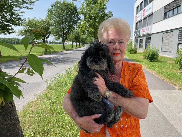 Hannelore Rügen hat ein Herz für Tiere, hier mit ihrem eigenen Hund. | Foto: BRS/Diabl