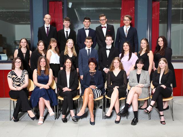 Die Schüler der 8BA: Ayar Gamze (Andorf), Brait Hannah (AE, St. Roman), Brandstötter Marvin (Schärding), Bruckner Anna (Kopfing),
Feichtinger Johanna (Esternberg), Gebhartl Jonas (Schärding), Gintenreiter Lukas (Raab), Goldberger Lisa (St. Marienkirchen b. Sch.), Heider Julia (GE, Esternberg), Jungwirth Patricia (GE, Vichtenstein), Kieslinger Hanna (Sigharting), Killingseder Erik (Enzenkirchen), Kleemayr Simone (AE, Andof), Novak Jakob (St. Ägidi), Parzer Laura (Kopfing), Ruder Magdalena (Engelhartszell), Scharnböck Jakob (Schardenberg), Thalmann Isabella (St. Florian/Inn), Weilhartner Manuel (GE, St. Ägidi)   | Foto: GMR Fotografen GmbH